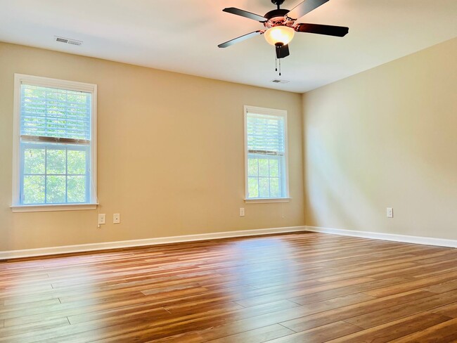 Building Photo - Sellhorn Heights Beauty, 4BR/2.5BA, Fenced...