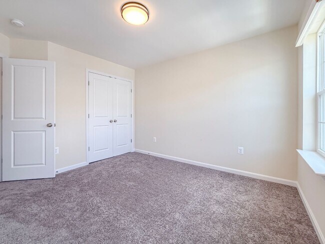 Building Photo - Stunning 4 bedroom townhome with garage