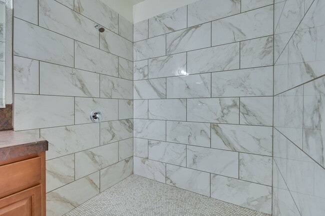 Building Photo - Guard Gated!!! Community Pool, Spa!!! Fitn...