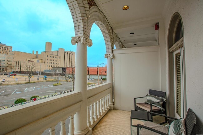 Building Photo - 612 Center St