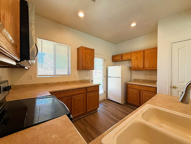 Building Photo - "Charming 3-Bed, 2-Bath Oasis with 1,430 Sq Ft in Phoenix's Heart!"