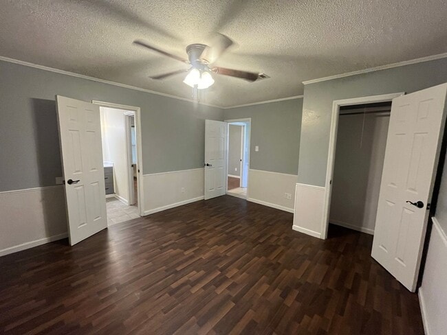 Building Photo - New Listing!