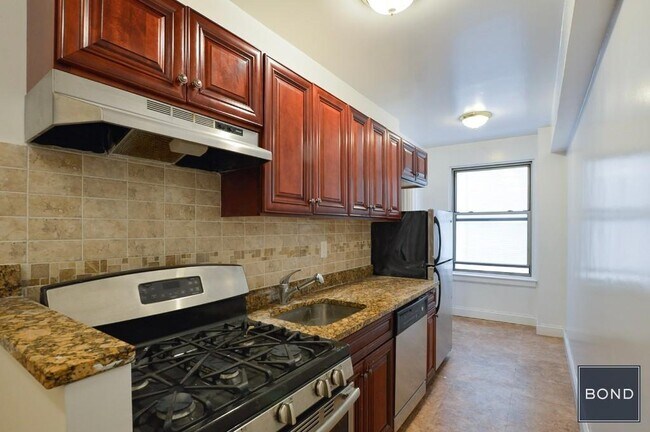 Building Photo - 301 E 38th St