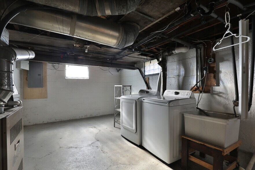 Building Photo - 5586 Emerson Ave