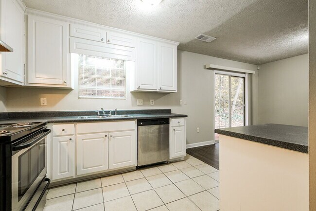 Building Photo - 3296 Goldenchain Dr