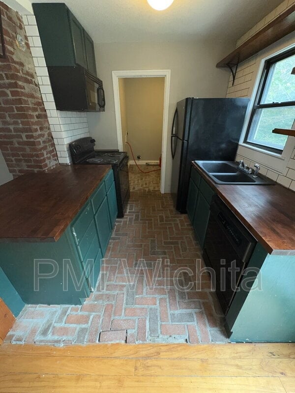 Building Photo - 608 N Parkwood Ln