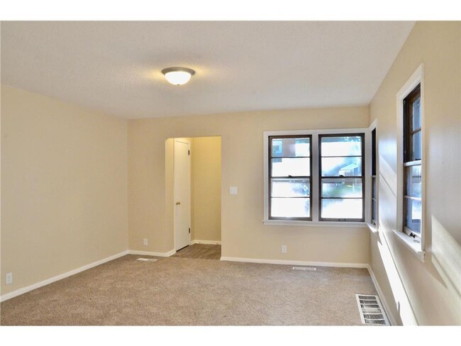 Building Photo - Large 1 bedroom side by side - Section 8 a...