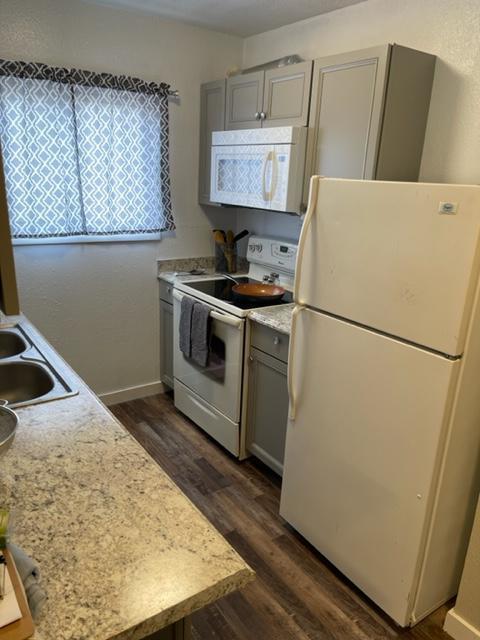 Building Photo - Fully furnished 2 bed 1 bath upstairs apar...