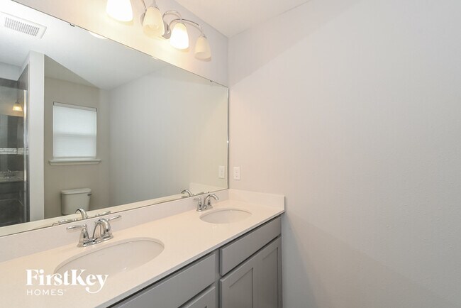 Building Photo - 529 Chandler Dr