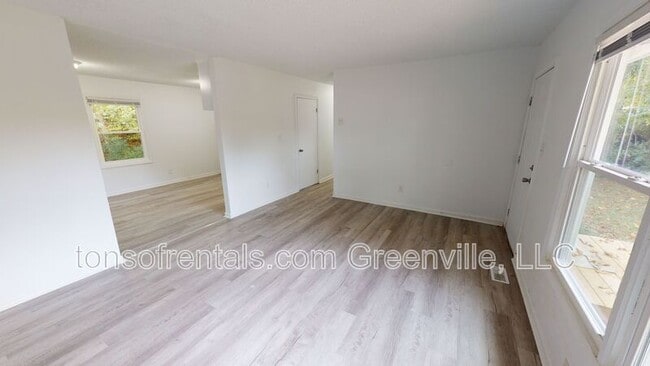 Building Photo - 233 Camellia Cir