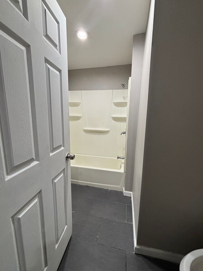 Building Photo - Beautiful renovated house in North Philade...