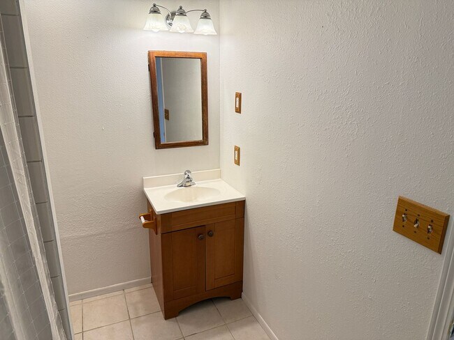 Building Photo - Charming 1-bedroom, 1-bath apartment in the Santa Clara area!