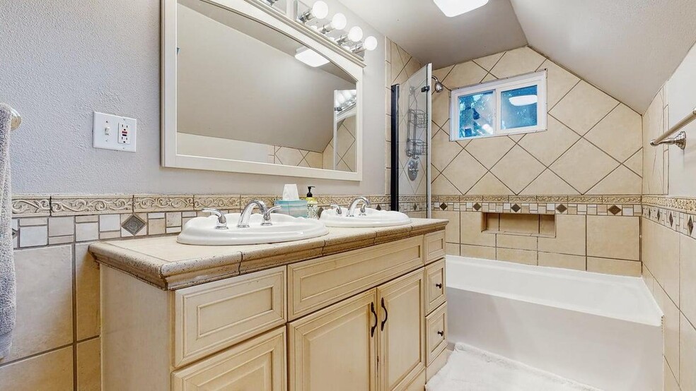 Building Photo - Cozy home with fenced yard and hot tub in NE Portland