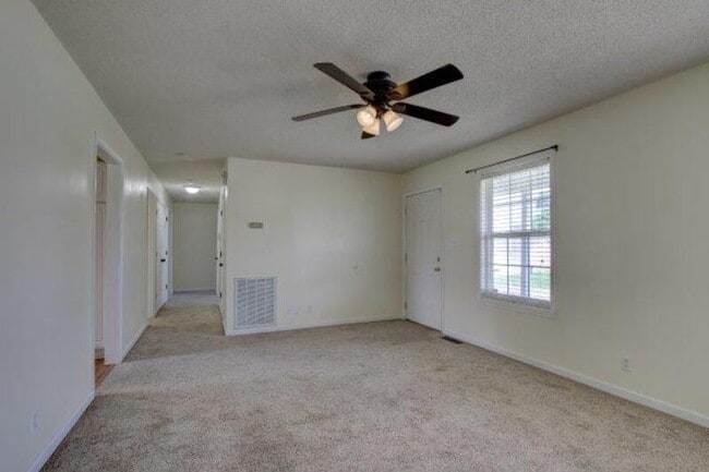 Building Photo - 207 Ruf Dr