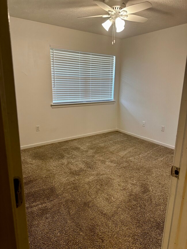 Building Photo - 2 Green Meadow Ln
