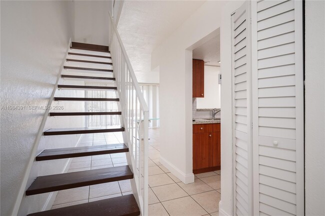Building Photo - 9220 Fontainebleau Blvd