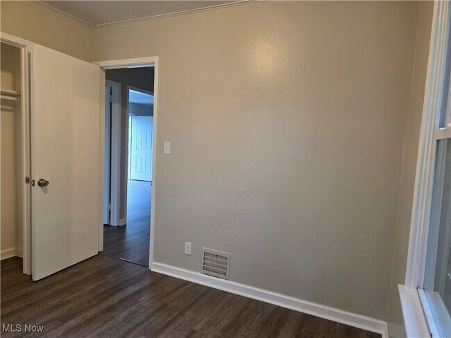 Building Photo - 859 E Avondale Ave