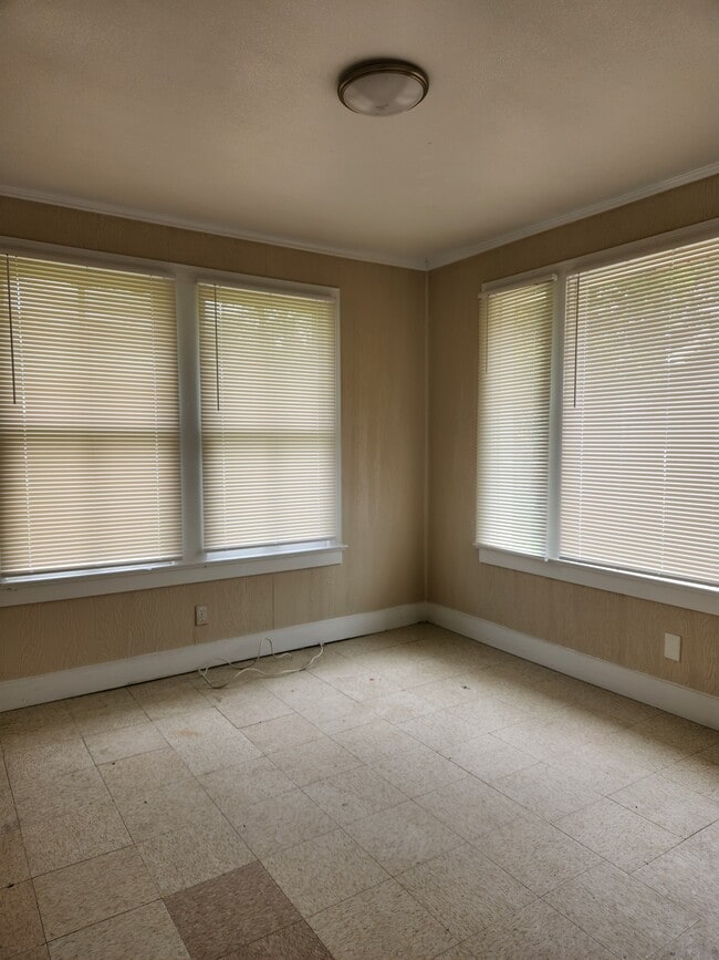 Building Photo - 2703 Linwood St