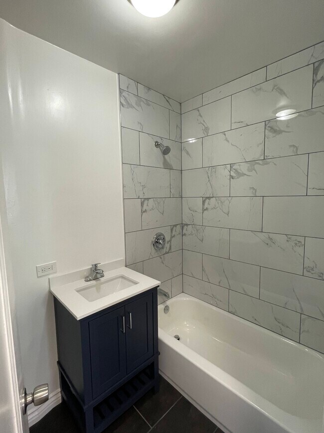 Bathroom - Sink/Shower - 1905 S Alma St