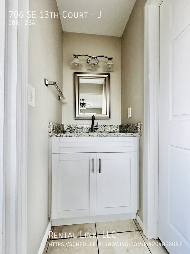 Building Photo - 706 SE 13th Ct