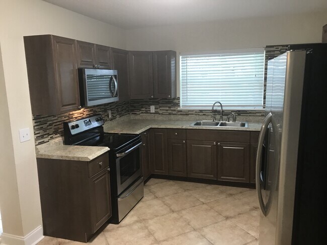 Building Photo - Large Old West Tampa Home