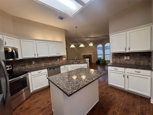 Building Photo - 711 W Clady Dr