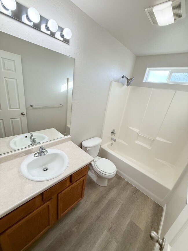 Building Photo - Three Bedroom, Two Bath House