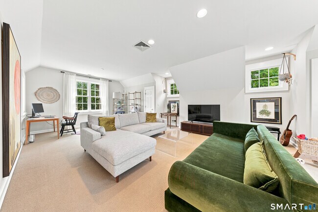 Building Photo - 11 Belaire Dr