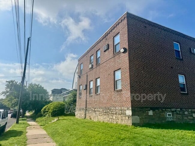 Building Photo - 400 Unruh Ave