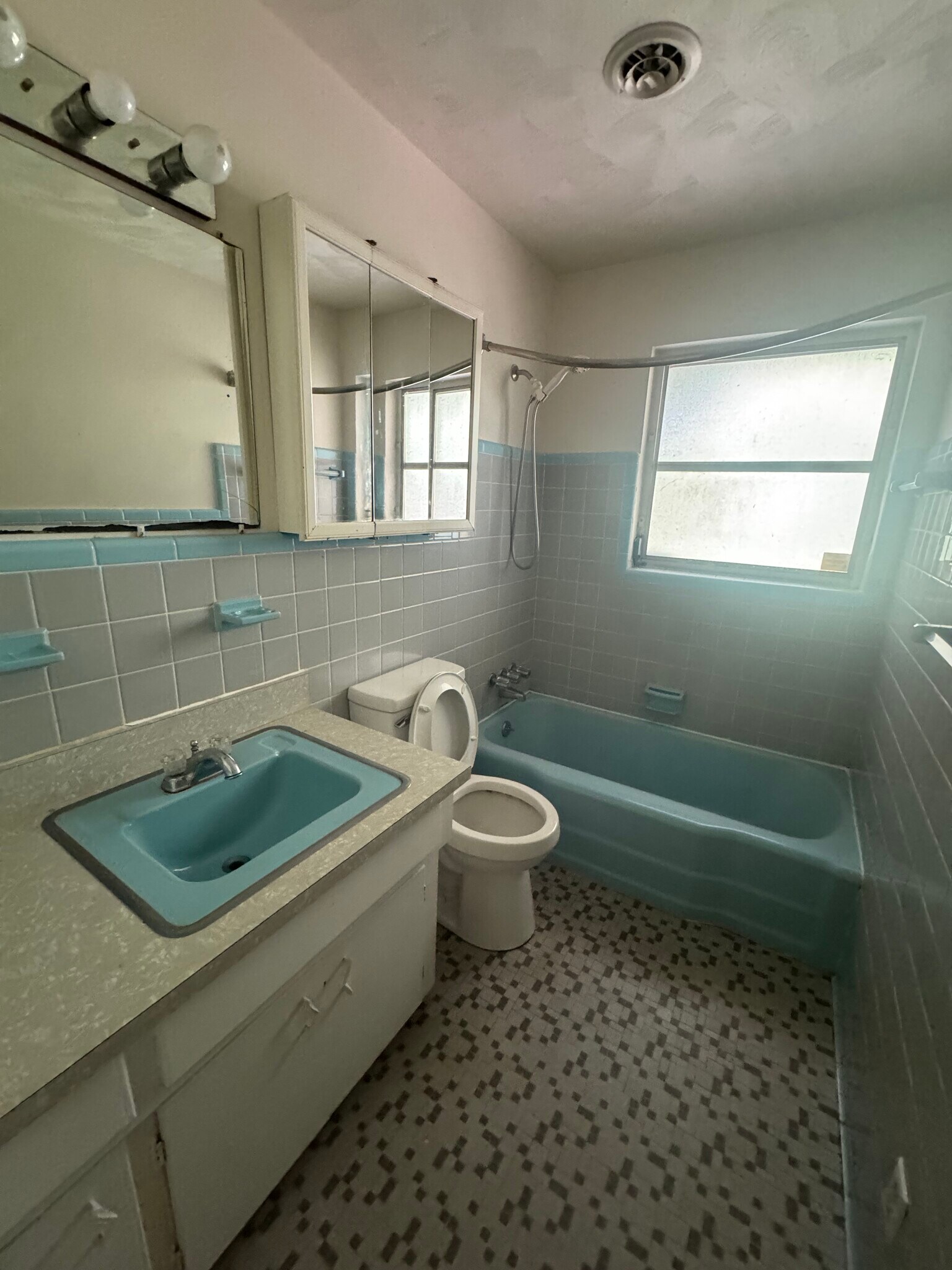 Building Photo - 357 Dubs Dr