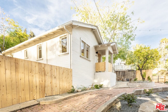 Building Photo - 372 N Ave 53