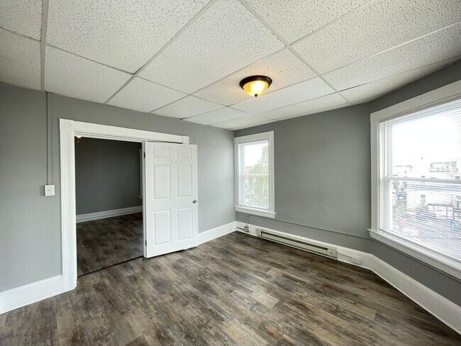Building Photo - 551 Somerville St