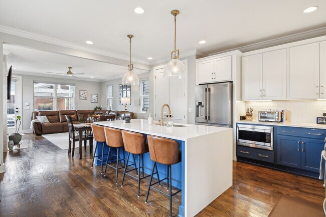 Building Photo - 6216B California Ave