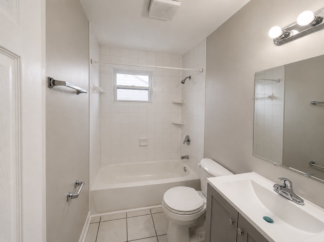 Building Photo - 7261 Bridgewood Dr