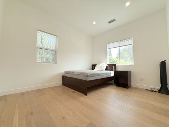 Building Photo - Beautifully Renovated 3-Bedroom Home in We...