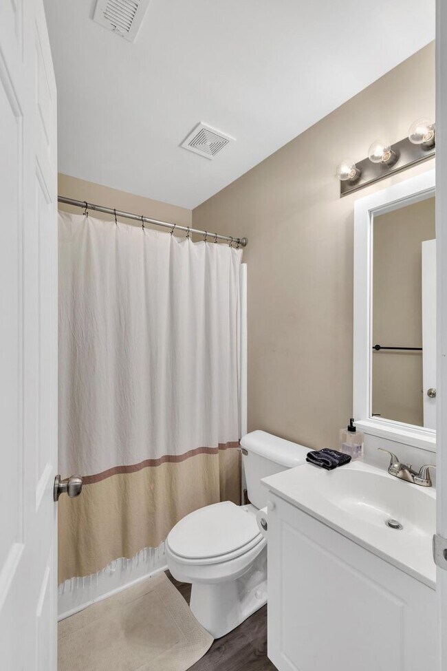 Building Photo - Updated coastal townhome- fully furnished!