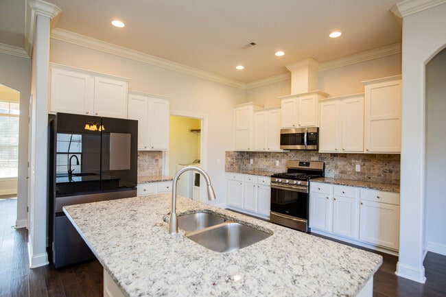 Building Photo - 4000 SW Hollyhock St