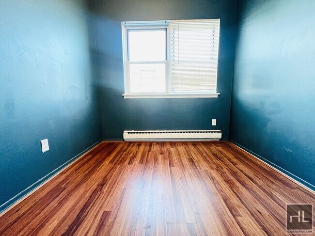 Building Photo - Your Charming & Spacious 3 Bed Apartment! ...