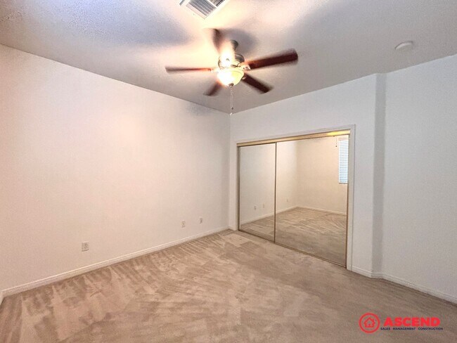 Building Photo - Lovely 5 Bedroom Home In River Oaks Area!