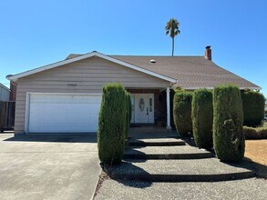 Building Photo - Beautiful 5 bed 3 bath, 2 car Garage & Pool, Near Snell & Calero