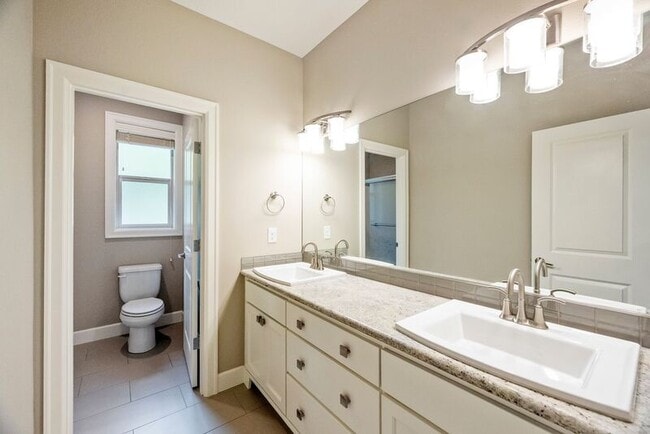 Building Photo - 307 NW Meridian Ridge Ct