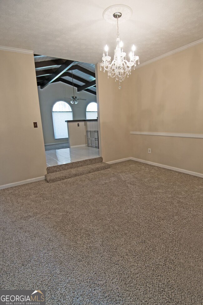Building Photo - 305 Pinemount Dr