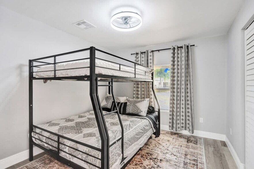 Building Photo - 1587 NE 30th St