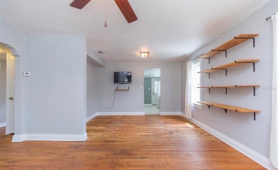 Dining room/ living room - 1221 E Flora St