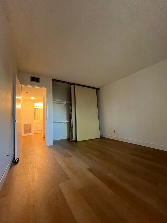 Building Photo - 1550 Apache Dr