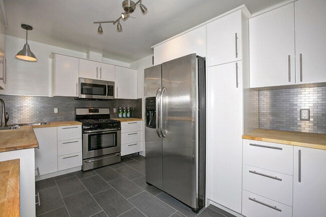 Building Photo - Rent this Gorgeous Fully Updated 3 Bd/ 1.5...