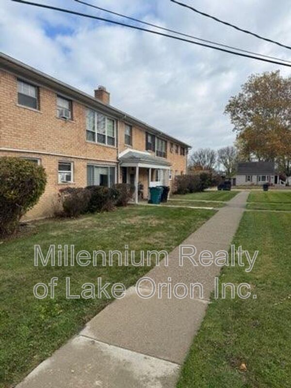 Building Photo - 2503 W 13 Mile Rd