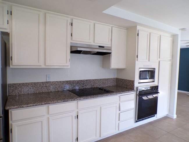 Building Photo - North Modesto Near Mall & Freeway