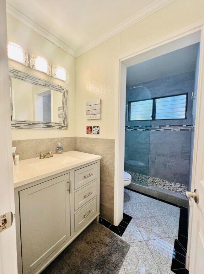 Building Photo - Spacious 2BR/2BA Condo with Garden View – Steps from the Ocean