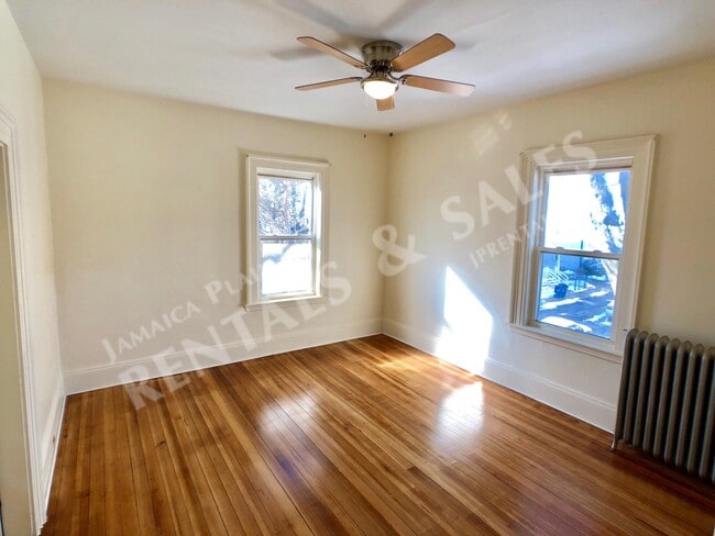 Building Photo - 47 Custer St